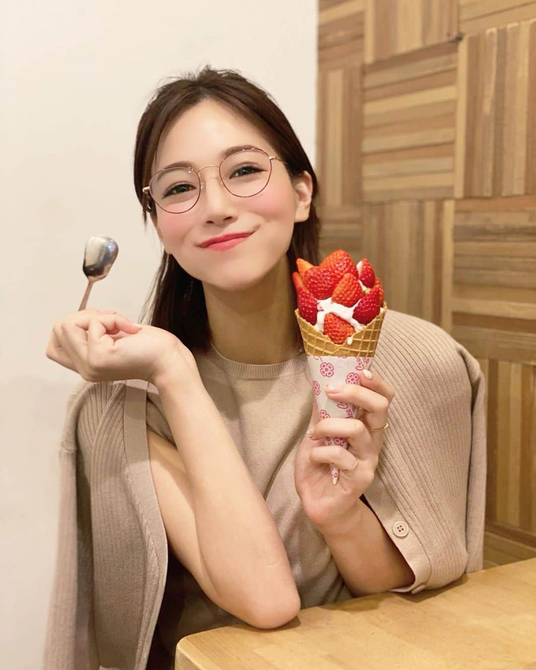 石井里奈さんのインスタグラム写真 - (石井里奈Instagram)「こんにちは🍓 . 今日は寒いですね☃️ でも冬のアイスもおいしい🍓笑 . 千駄ヶ谷にあるソフトクリーム専門店LAITIERで期間限定のとちおとめソフトを🍦🍓 . 牧場で食べれるような濃厚なミルクソフトにジューシーな苺がたっくさん🥺 . ちなみにソフトクリームの中にも苺がごろごろ🤤🤤🍓 . 苺好きにはたまらない苺スイーツ🍰 この期間中に絶対また食べにこよっと❤️ . 午後も頑張りましょう🍓 . #りなまるグルメ #🍓 #strawberry #苺 #苺スイーツ #スイーツ #いちごパフェ #パフェ #フルーツパフェ #parfait #フルーツ #fruit #インスタ映え #インスタ映えスイーツ #グルメ #sweet #千駄ヶ谷 #千駄ヶ谷カフェ #北参道 #北参道カフェ #ソフトクリーム #milk #牛乳 #牧場 #farm #cafestagram #cafe #カフェ #カフェ巡り #眼鏡」1月15日 12時20分 - ri7tin1025