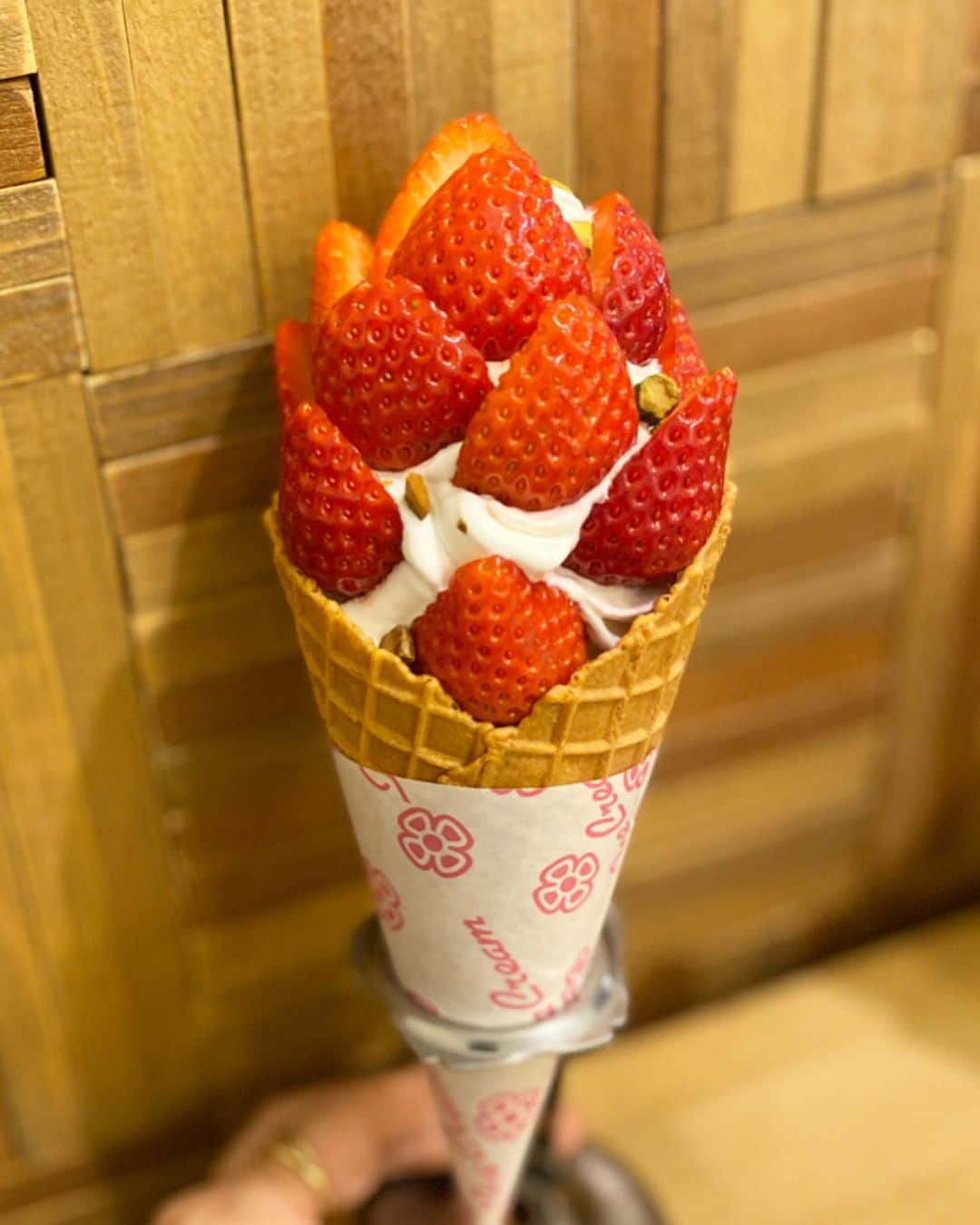 石井里奈さんのインスタグラム写真 - (石井里奈Instagram)「こんにちは🍓 . 今日は寒いですね☃️ でも冬のアイスもおいしい🍓笑 . 千駄ヶ谷にあるソフトクリーム専門店LAITIERで期間限定のとちおとめソフトを🍦🍓 . 牧場で食べれるような濃厚なミルクソフトにジューシーな苺がたっくさん🥺 . ちなみにソフトクリームの中にも苺がごろごろ🤤🤤🍓 . 苺好きにはたまらない苺スイーツ🍰 この期間中に絶対また食べにこよっと❤️ . 午後も頑張りましょう🍓 . #りなまるグルメ #🍓 #strawberry #苺 #苺スイーツ #スイーツ #いちごパフェ #パフェ #フルーツパフェ #parfait #フルーツ #fruit #インスタ映え #インスタ映えスイーツ #グルメ #sweet #千駄ヶ谷 #千駄ヶ谷カフェ #北参道 #北参道カフェ #ソフトクリーム #milk #牛乳 #牧場 #farm #cafestagram #cafe #カフェ #カフェ巡り #眼鏡」1月15日 12時20分 - ri7tin1025