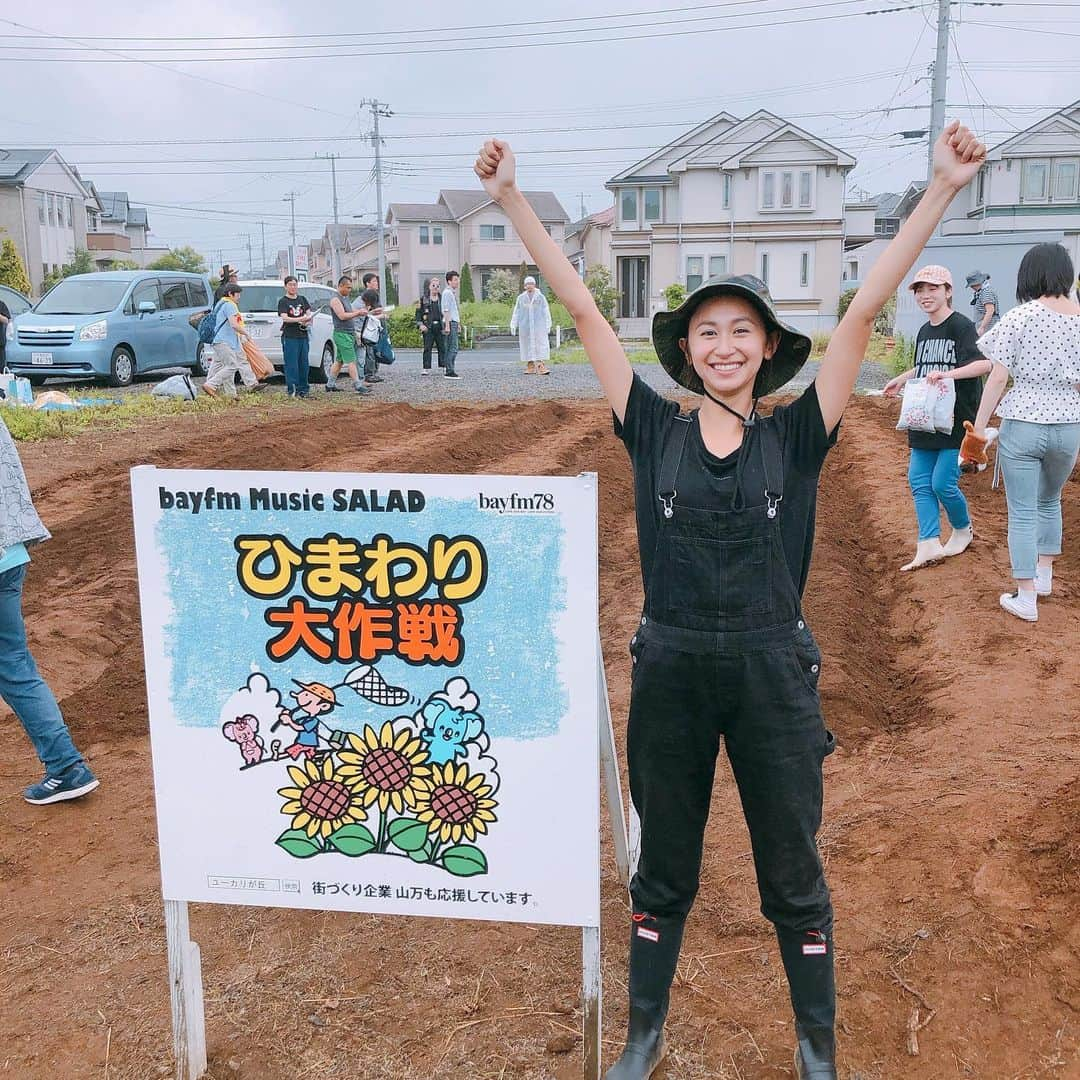 山本まさみさんのインスタグラム写真 - (山本まさみInstagram)「・ みんなのひまわり本部🌻  去年もみんなでひまわり畑をつくりました！  土を耕し、畝をつくり、ひまわりちゃんの種をまく！  夏が更にわくわく楽しみになるのをみんなでつくりました。  今年はひまわり本部の広場にスラックラインがあり遊んでたんだけど、ムービー見返すとみんなの優しい視線にほっこりしちゃいますね☺️ サラダファミリーらぶ❤️ #ひまりさらだ　#musicsalad」1月15日 23時22分 - masami_macho