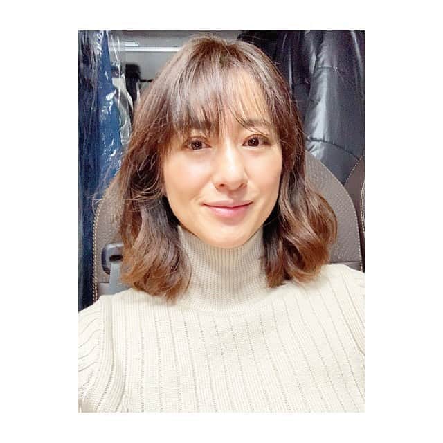 前田ゆかのインスタグラム：「雨のときは髪のクセが出やすく 広がりやすいのが特徴。 そのクセをいかして上手くアレンジしてくれて嬉しかったなぁ☺️ そして予定よりもとても早く終了😉  #ロケ #shooting  #ヘアーメイク #hairmake  #今関梨華 さん」
