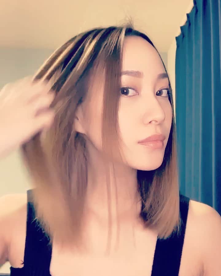 藤本奈月のインスタグラム：「@agetuya コームアイロンを使ってみた💁‍♀️❤️ 結論: 簡単に艶々ストレートになる！ . . . 中途半端な長さ過ぎて、いつもお団子にしてしまって帽子かぶってるだけの日々なのも、楽で悪くないんだけれど とは言えちゃんとしなくちゃ行けない時もあるもんで。 でも時間に追われ、キチッとするのも大変な時の救世主！！！ 電源入れて、かみを解かすだけ！ ツヤ感上がります。まさにアゲツヤです。←言いたかっただけ。 サロンにも置くので、試してみたい方はお声がけくださいね💁‍♀️ . . . #アゲツヤ #ヘアアイロン #ヘアアレンジ #ストレートアイロン #コテ #ボブヘア #ロングヘア #ショートヘア #pr #コラボベース」