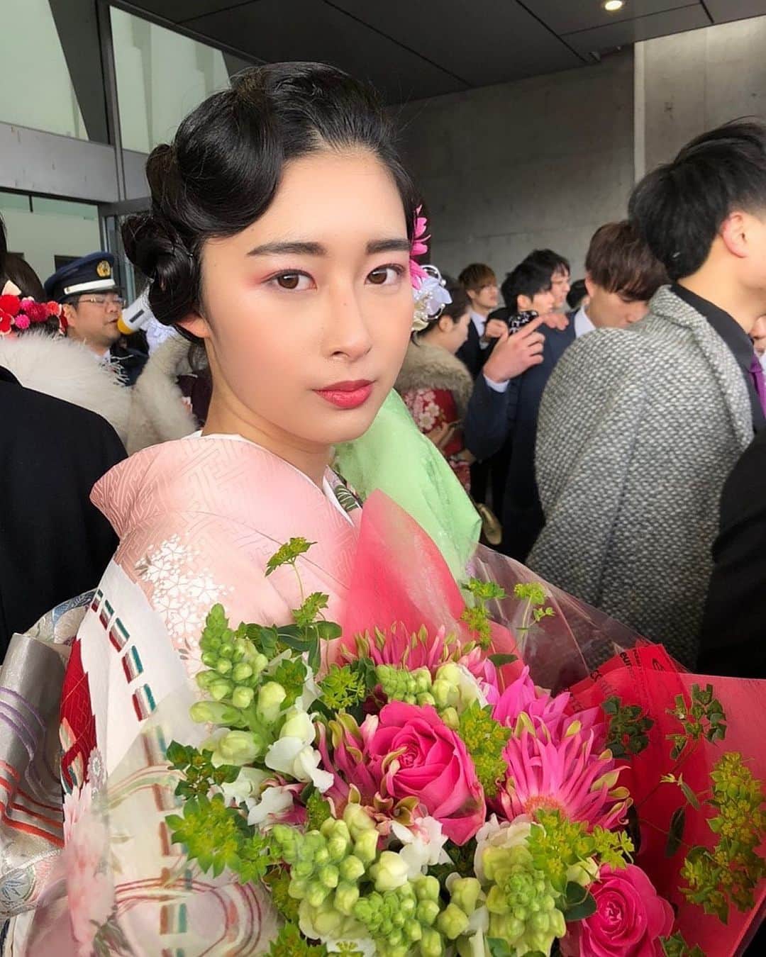 西山なずなのインスタグラム：「. 綺麗なお花と💐📸 20年間ここまで育ててくれてありがとう😊 感謝してます❤︎😌 ・ ・ #成人式　#振袖　#ママ振袖 #レトロ　#モダン　#花　#無加工　#西山なずな」