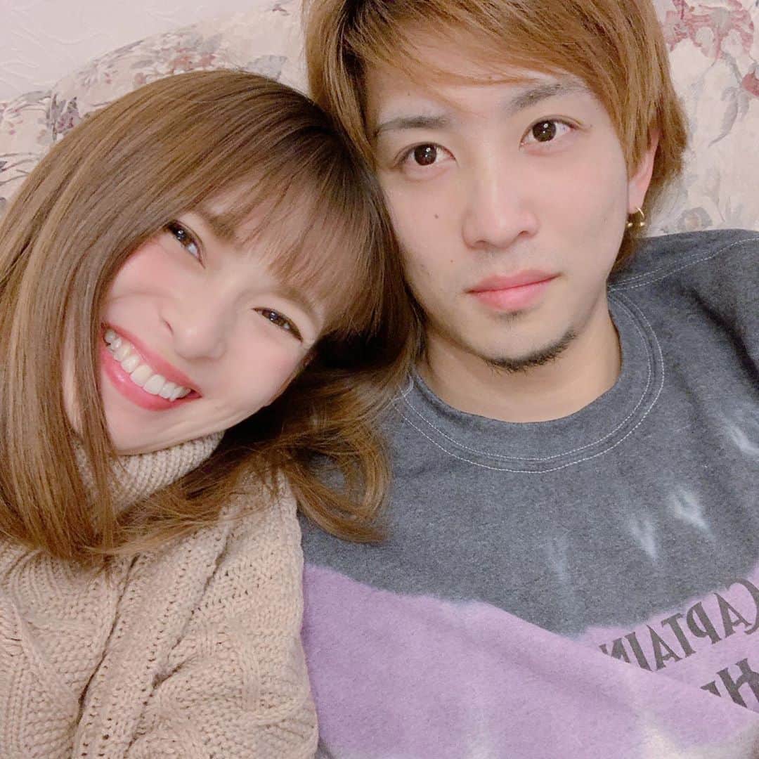 町田亜里香のインスタグラム：「仲良しごっこ❤︎ 最近メイクした時 仲良しごっこ写真撮るの🤳笑 . . 仲良しなふり❤︎笑 . . #夫婦 #夫婦生活 #夫婦写真  #パパ #ママ #家族 #family」