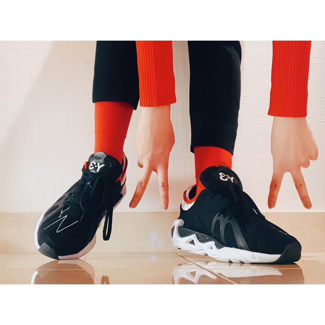 潘めぐみさんのインスタグラム写真 - (潘めぐみInstagram)「♠️ BLACK × RED ❤️ . 今日のコーデ、でした！ . 差し色あわせ隊！ . #shoes ... @adidasy3 #socks ... @tabio.jp #pants ... @enfold_official #knit ... @clane_official . 片手、前出ちゃったな…🤔 . #今日のコーデ #y3 #yojiyamamoto #adidas #tabio #enfold #clane」1月15日 22時02分 - han_meg_han