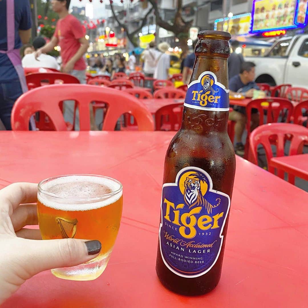 水木あおさんのインスタグラム写真 - (水木あおInstagram)「久しぶりのタイガービールは 美味しかった。 . ご飯よりお酒の方が高い🥃笑 . そういやカラーチェンジ動画は みてくれたかな？笑 #アロー通り #jalanalor #屋台 #マレーシア　#クアラルンプール　#kualalumpur #malaysia」1月15日 22時02分 - ao.mizuki
