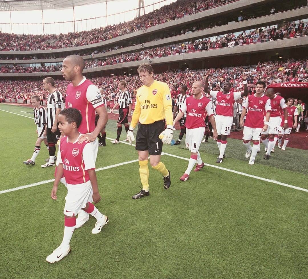 アーセナルFCさんのインスタグラム写真 - (アーセナルFCInstagram)「⏮ The last time we hosted Sheffield United at Emirates Stadium in the #premierleague...⁠ ⁠ We won 3-0 in 2006, but how many of our starting XI from that day can you remember?⁠ ⁠ #Arsenal #Gunners #ARSSHU」1月15日 22時02分 - arsenal