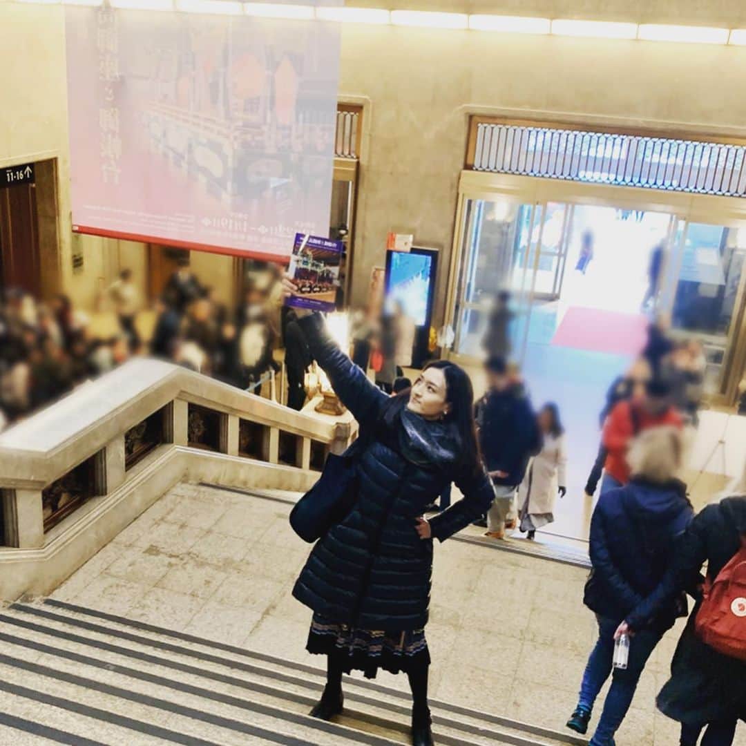 のインスタグラム：「社会科見学 with dad👨  東京国立博物館へ 特別公開『高御座と御帳台』を見に行って来ました。 1時間ちょいの少々長い道のりでしたが、並んだ甲斐がありました。 隅々まで繊細で細やかな細工で本当に美しかったです✨圧巻でした！！ クルッと一周できたので、裏側まで見れました。  貴重な機会、見れて良かったー👏  #東京国立博物館  #高御座 #御帳台 #即位礼正殿の儀  #父と娘」