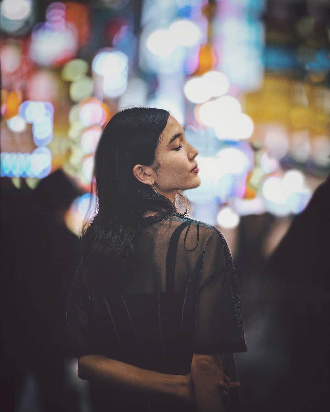 Berlin Tokyoさんのインスタグラム写真 - (Berlin TokyoInstagram)「Wandering through the faceless crowd, she drifts in the dazzling neon lights and the city noise. . ｗ/@georgiarisa . . . #hellofrom #tokyo #japan」1月15日 22時12分 - tokio_kid