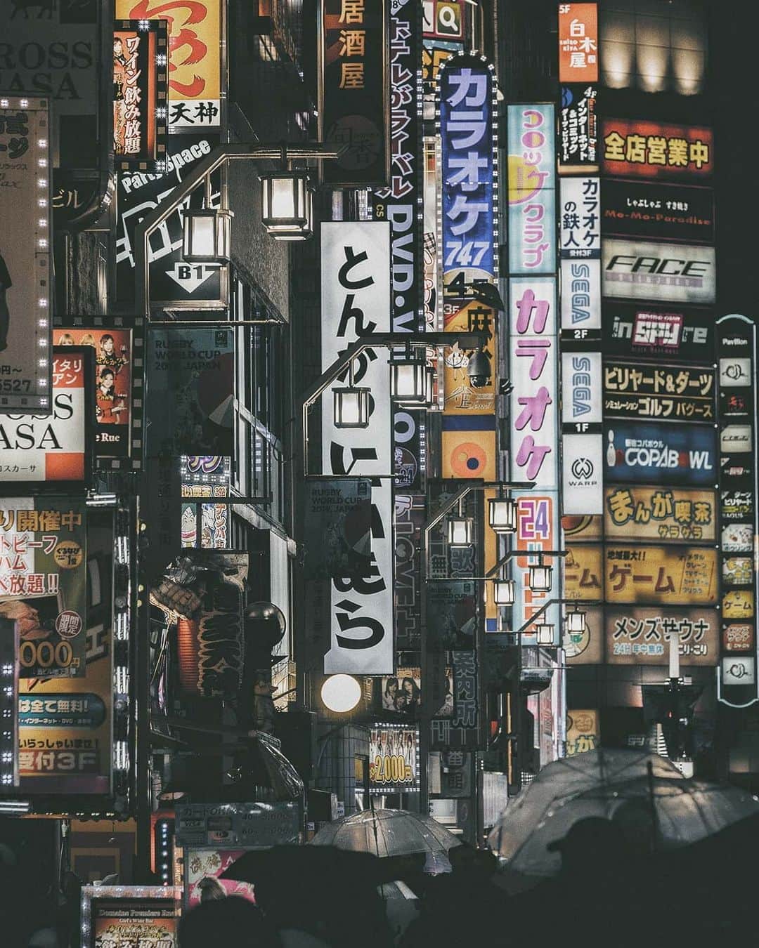 Berlin Tokyoさんのインスタグラム写真 - (Berlin TokyoInstagram)「Wandering through the faceless crowd, she drifts in the dazzling neon lights and the city noise. . ｗ/@georgiarisa . . . #hellofrom #tokyo #japan」1月15日 22時12分 - tokio_kid