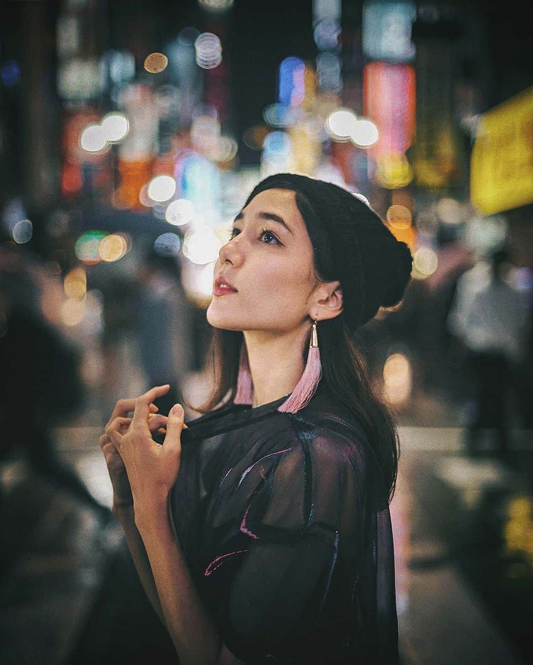 Berlin Tokyoのインスタグラム：「Wandering through the faceless crowd, she drifts in the dazzling neon lights and the city noise. . ｗ/@georgiarisa . . . #hellofrom #tokyo #japan」