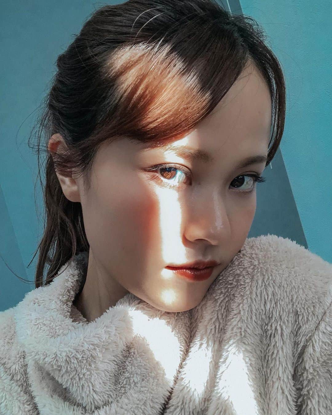 MiracleVellMagicのインスタグラム：「me trying so hard to keep my eye open and looking cool as if it’s not bright at all🌞 眩しいのがものすごく苦手なんだけどセルフィーのために根性でこじ開けた。涼しい顔してますけど。🤨 . . . #selfie #sunlightphotography #rayofsunshine #browneyes」