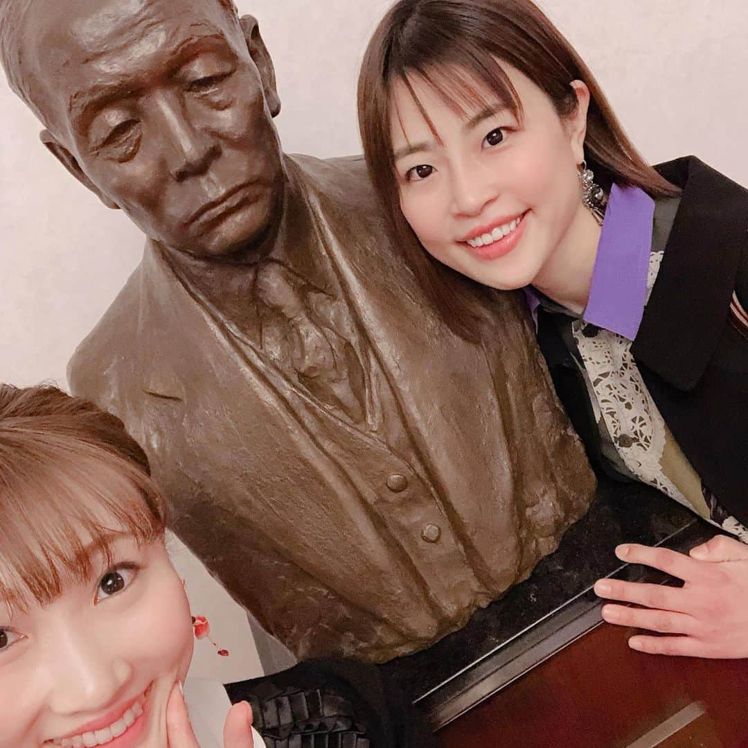 結乃かなりさんのインスタグラム写真 - (結乃かなりInstagram)「雪組、宝塚大劇場公演を観劇しました❤️ 雪組唯一の同期#彩風咲奈 ✨ カッコよかった〜🥰素敵だった〜😍 仲良しあっきょん#亜聖樹 とも会えて嬉しかった〜☺️ 2枚目は、大劇場のロビーにある#小林一三 先生の像の前で📸 宝塚を創って下さって有難うございます🙇‍♀️ ・ ・ #宝塚大劇場#雪組#宝塚大劇場公演#93期#小林一三先生像#観劇#宝塚#宝塚歌劇団#takarazuka」1月15日 22時11分 - kanariyuino