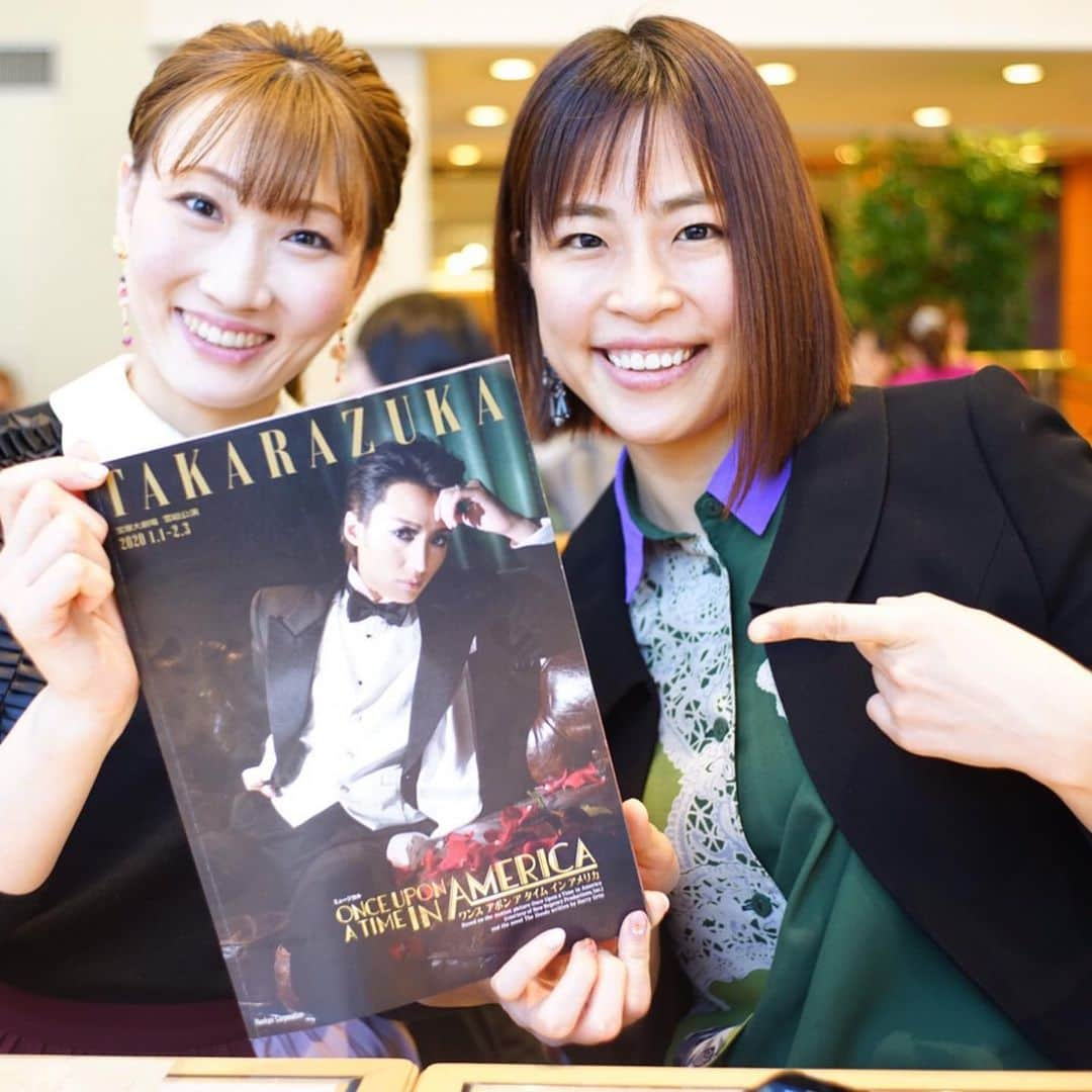 結乃かなりさんのインスタグラム写真 - (結乃かなりInstagram)「雪組、宝塚大劇場公演を観劇しました❤️ 雪組唯一の同期#彩風咲奈 ✨ カッコよかった〜🥰素敵だった〜😍 仲良しあっきょん#亜聖樹 とも会えて嬉しかった〜☺️ 2枚目は、大劇場のロビーにある#小林一三 先生の像の前で📸 宝塚を創って下さって有難うございます🙇‍♀️ ・ ・ #宝塚大劇場#雪組#宝塚大劇場公演#93期#小林一三先生像#観劇#宝塚#宝塚歌劇団#takarazuka」1月15日 22時11分 - kanariyuino