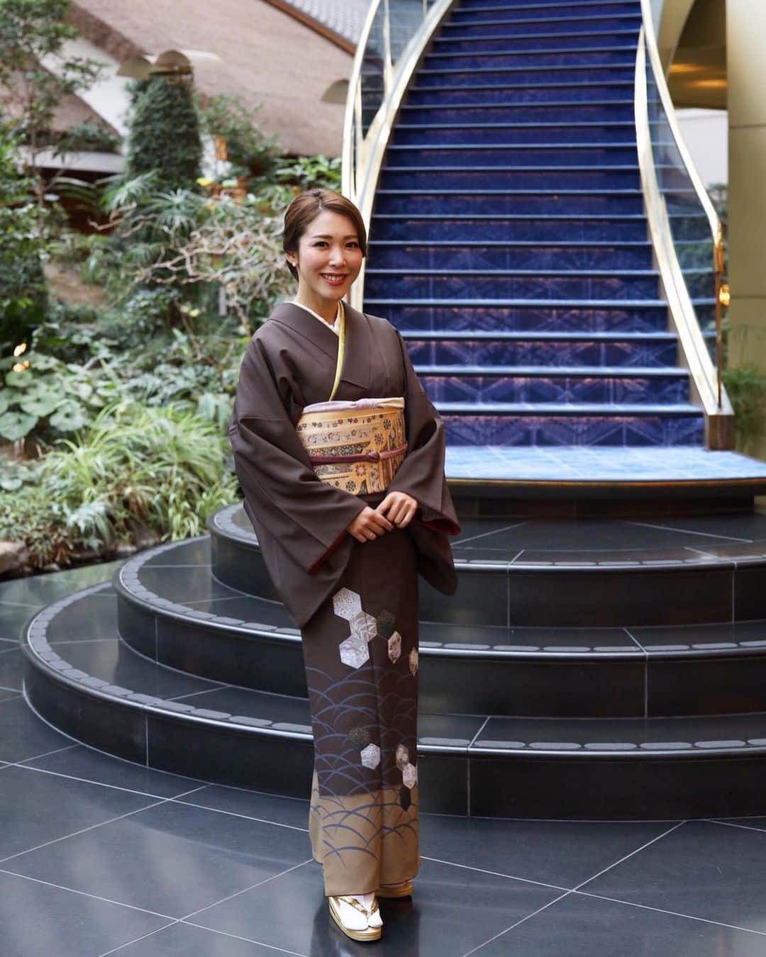 長谷川朋美さんのインスタグラム写真 - (長谷川朋美Instagram)「今年初のお着物✨ 今日は#目黒雅叙園 にて、#オンラインサロン の#新年会でした😆 ・ 詳しくは明日のBlogで綴りますが、 皆さんの今年の抱負を伺い、私も更にやる気に✊ ・ 毎年お着物で新年会をしていますが、 たまにこういう機会はいいですね❤️ ・ #着物 #kimono #newyear #長谷川エレナ朋美オンラインサロン #長谷川エレナ朋美」1月15日 22時29分 - hasegawa.elena.tomomi