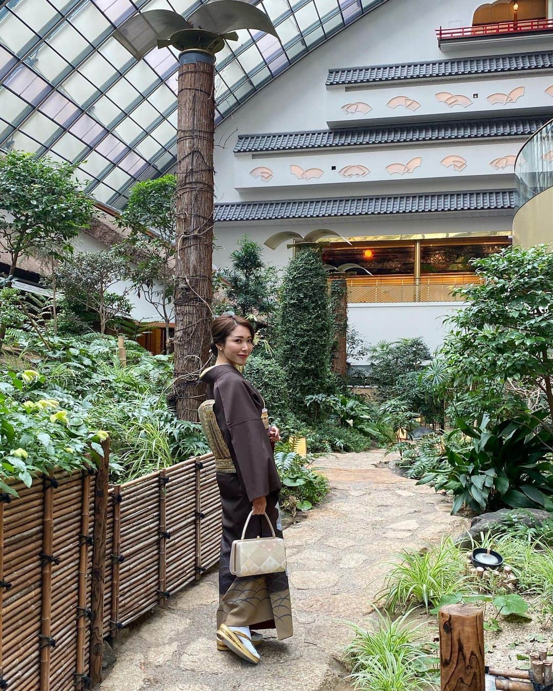 長谷川朋美さんのインスタグラム写真 - (長谷川朋美Instagram)「今年初のお着物✨ 今日は#目黒雅叙園 にて、#オンラインサロン の#新年会でした😆 ・ 詳しくは明日のBlogで綴りますが、 皆さんの今年の抱負を伺い、私も更にやる気に✊ ・ 毎年お着物で新年会をしていますが、 たまにこういう機会はいいですね❤️ ・ #着物 #kimono #newyear #長谷川エレナ朋美オンラインサロン #長谷川エレナ朋美」1月15日 22時29分 - hasegawa.elena.tomomi