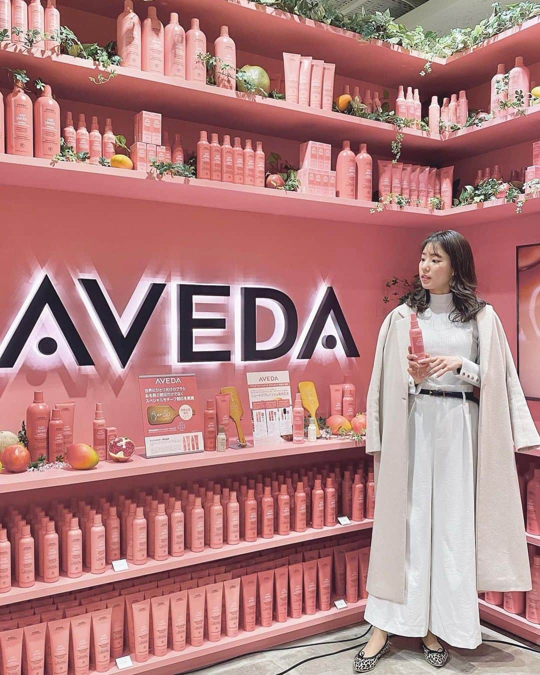 布川桃花さんのインスタグラム写真 - (布川桃花Instagram)「AVEDAから新発売した保湿ケア “ニュートリプレニッシュ”にフォーカスした アヴェダ ライフスタイルサロン＆スパ南青山に 遊びにいってきたよ❤︎ . 新シリーズにはスーパーフードとされる ザクロやマンゴー&ココナッツオイル由来の 植物成分が含まれていてしっかりと保湿してくれるのと 香りがとっても良い🥰 . ピンクのパッケージが可愛いくて バスルームが華やかになった💗 . ✔︎AVEDA POP UP STORE nutriplenish SUPERFOOD MARKET アヴェダ ライフスタイルサロン＆スパ南青山 1月15日〜4月1日 . #nutriplenish #ニュートリプレニッシュ #アヴェダ #うるおい美髪 #momoka_fashion」1月15日 22時23分 - momoka_fukawa