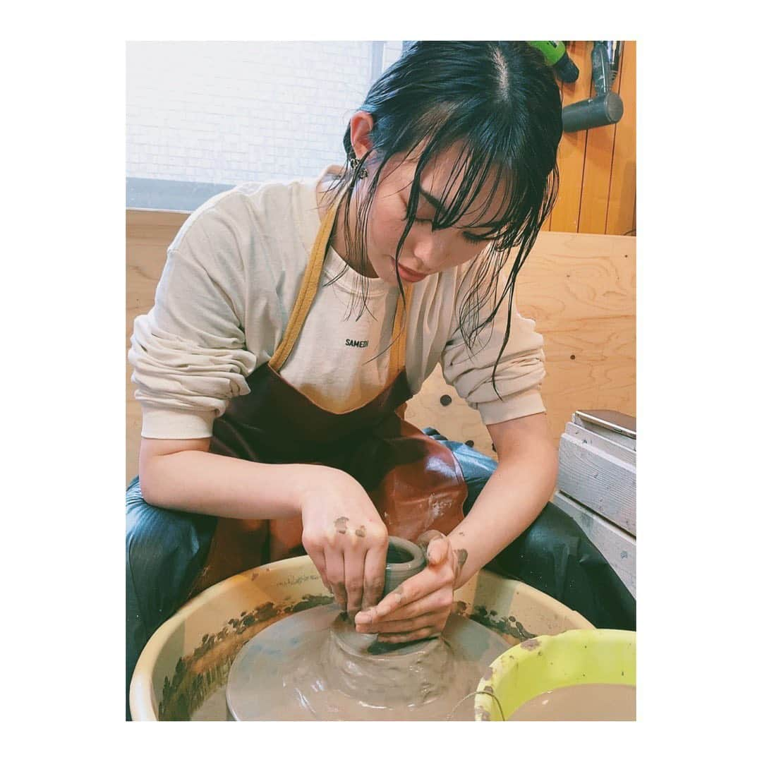 松井貴香さんのインスタグラム写真 - (松井貴香Instagram)「- - 久々のお休みだったので 念願の初陶芸へ - 無心になれてとってもいいリフレッシュになったな〜 - 出来上がったコップで晩酌するのが今から楽しみです。 - - #0115 #休日の過ごし方  #陶芸 #右手でピースをすると小指も上がりがちです #tougei  #japan #instagood  #like4likes  #followｍe」1月15日 22時30分 - kiko414_m