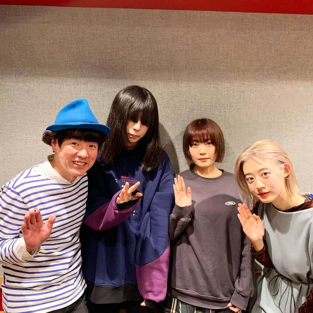 カジヒデキさんのインスタグラム写真 - (カジヒデキInstagram)「水曜日の夜はbayfm！僕と羊文学のモエカさんがMCを務めるスペシャレディオは、この後22:30からです。今夜のゲストは1/31のリキッドルームワンマンがSold Out(おめでとう！)、2/5に大傑作EP「ざわめき」をリリースする羊文学の皆さんが揃います！大注目の彼女達の勢いが伝わる良い回だと思うので、ぜひお聴き下さい。 #bayfm #spaceshowermusicradio #カジヒデキ #塩塚モエカ #羊文学 #felicity」1月15日 22時26分 - hideki_kaji