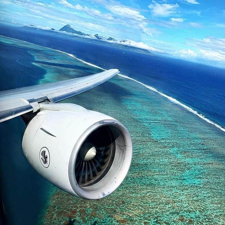 エールフランスのインスタグラム：「Heading to paradise, Tahiti. En route vers le paradis bleu de Tahiti. @abfabskylife  #AirFrance #Franceisintheair #travel #explore #wanderlust #Tahiti」