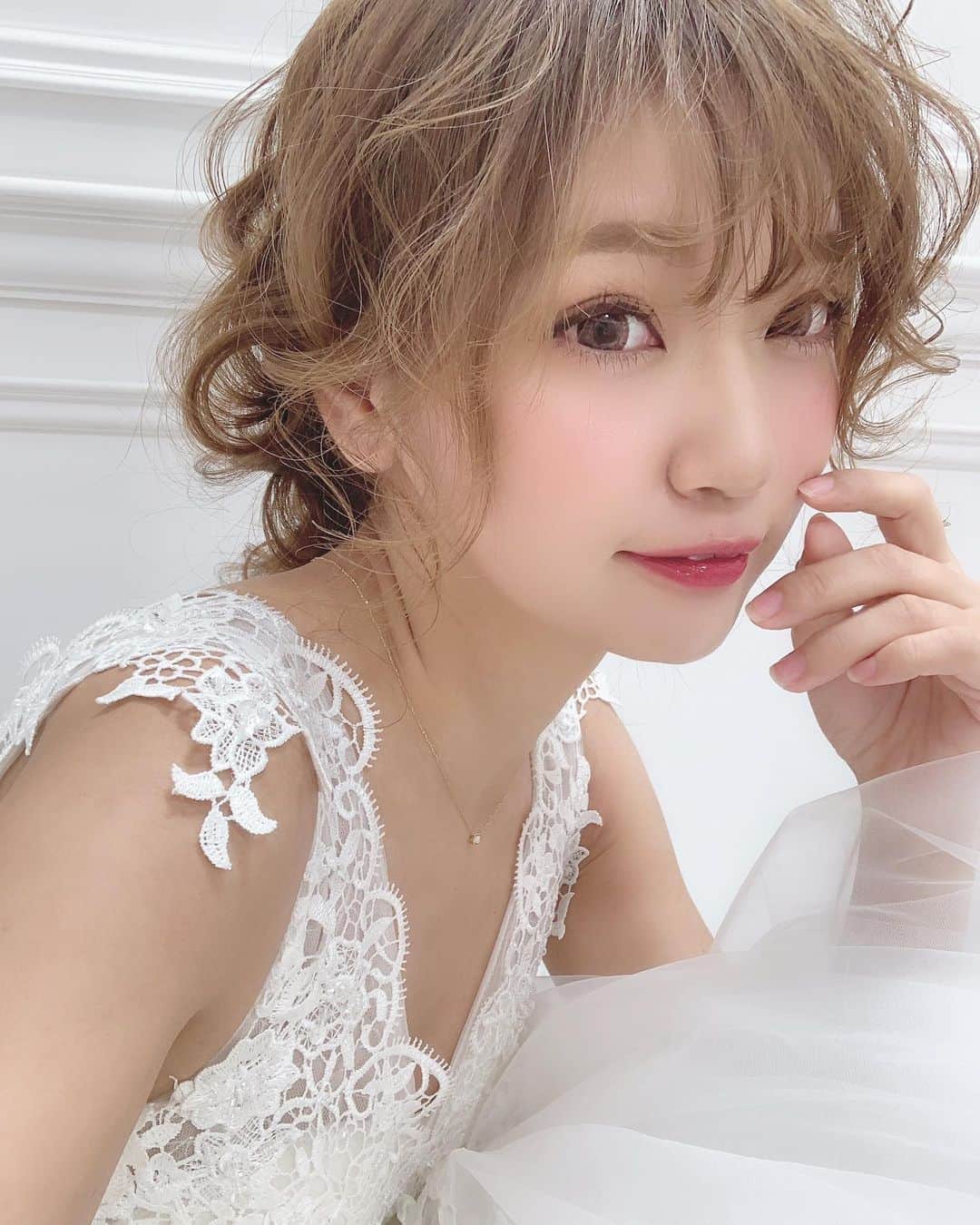 いっちゃん/嶋津 いつみのインスタグラム：「. . 本当に投稿して無さすぎて 申し訳ない😭🙏🏻💦 . . . . 大量に買ってたコスメのレビューやら お引越しの話やら 色々みんなに伝えたいことはあるんやけど ビックリするぐらい写真撮れてないの😢💔 . . . . . 体調悪いの？ とかご心配のDMを下さるフォロワー様もいらっしゃるんやけど なんて事ない🙆‍♀️⭐️ すこぶる元気✌🏻w . . . . . この１週間はひたすらに引越し先のお部屋を 掃除しまくって 消毒に消毒に消毒…また消毒☠️ww . . やから基本的に服装が 作業着にゴーグル、マスクの上からタオル巻く。 ってゆー建設作業員スタイルで 写真なんか撮れてない👷🏻‍♂️💥笑 . . . . . . . そんなに消毒してどーすんの？って 言われるんやけど それでも消毒したいのはナースの方なら わかってるくれるはず🤢💨💨💨 . . . . . 殺菌とか滅菌とか安心するよね。 . . . . . . . . #関西  #関西サロモ  #サロンモデル #サロモ #いっちゃん  #フリーモデル #関西モデル  #あざといっちゃん #かわいっちゃん #いっちゃんコーデ #ブライダルモデル #アレンジモデル #ヘアカラー  #ヘアアレンジ #ootd . .」