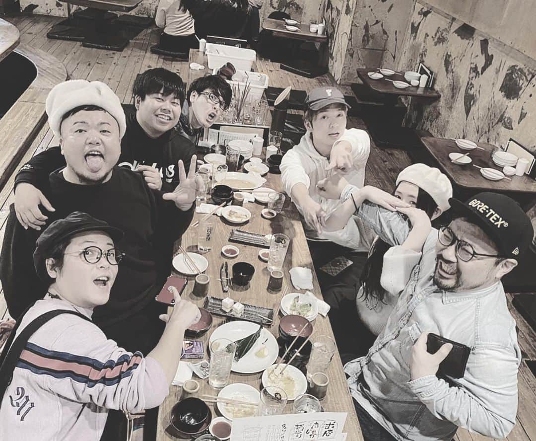 HIPPYのインスタグラム：「新年会！ ［ばんのけ］バンディーくんにウンちゃん 野球YouTuber向くん！世界のウクレリストダイチくん！ スーパークリエイターシンガーラベくん 元マネージャーで俺よりかなり売れてるナギくん  みんなのそれぞれがすごい！ 東京でたくさん刺激いただきました♡  みんな違ってみんないい！最高！」