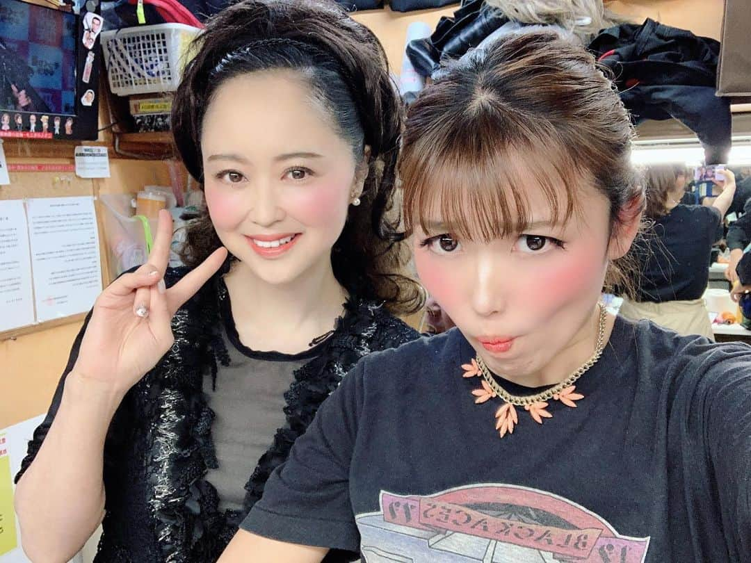 中村愛さんのインスタグラム写真 - (中村愛Instagram)「🎤♡ ・ ・ ・ #そっくり館キサラ ‼️ 出演でしたよー(^^) 楽屋は相変わらず面白い✨ まねださんとは美容トーク‼️女子力高すぎ。 てか今回のメンバーはキャラが濃すぎでした。←私もか。笑 来てくれた方ありがとう🙏 #ものまね #モノマネ #若槻千夏さんのモノマネでお客さんと握手 #顔まね #中村愛」1月15日 22時46分 - nakamuramura_ai