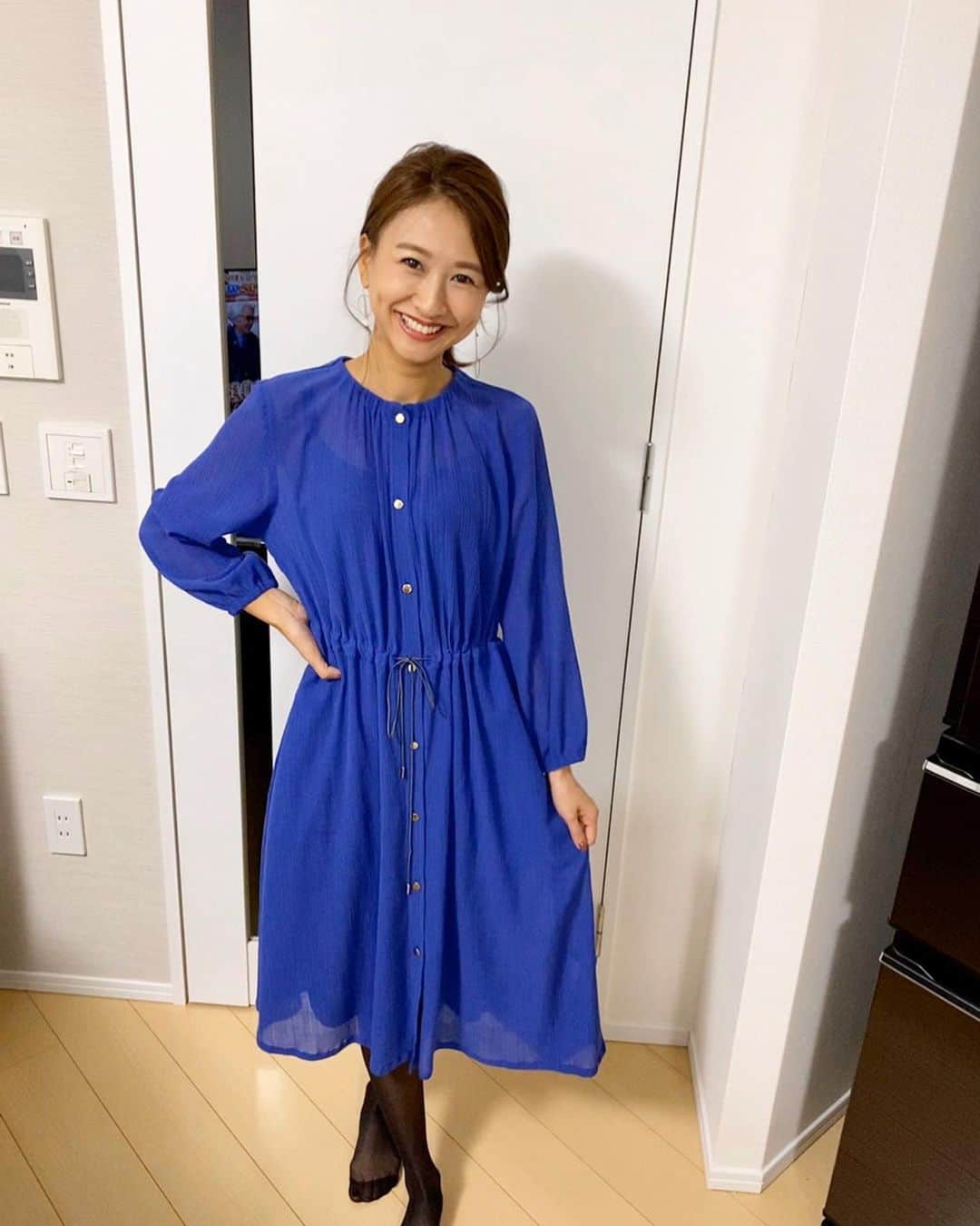 澤田南のインスタグラム：「ブラマヨ弾話室の収録でした💕 ありがたいことに、もうすぐ6年目突入。 2020年の放送もめちゃくちゃ楽しいのでぜひ！🤣✨ . . #ラピーヌブルー の衣装は いつも鮮やかなカラーが多くてお気に入りです👗 . . キメようと思ったら バランス崩して不思議なポーズ🐥」