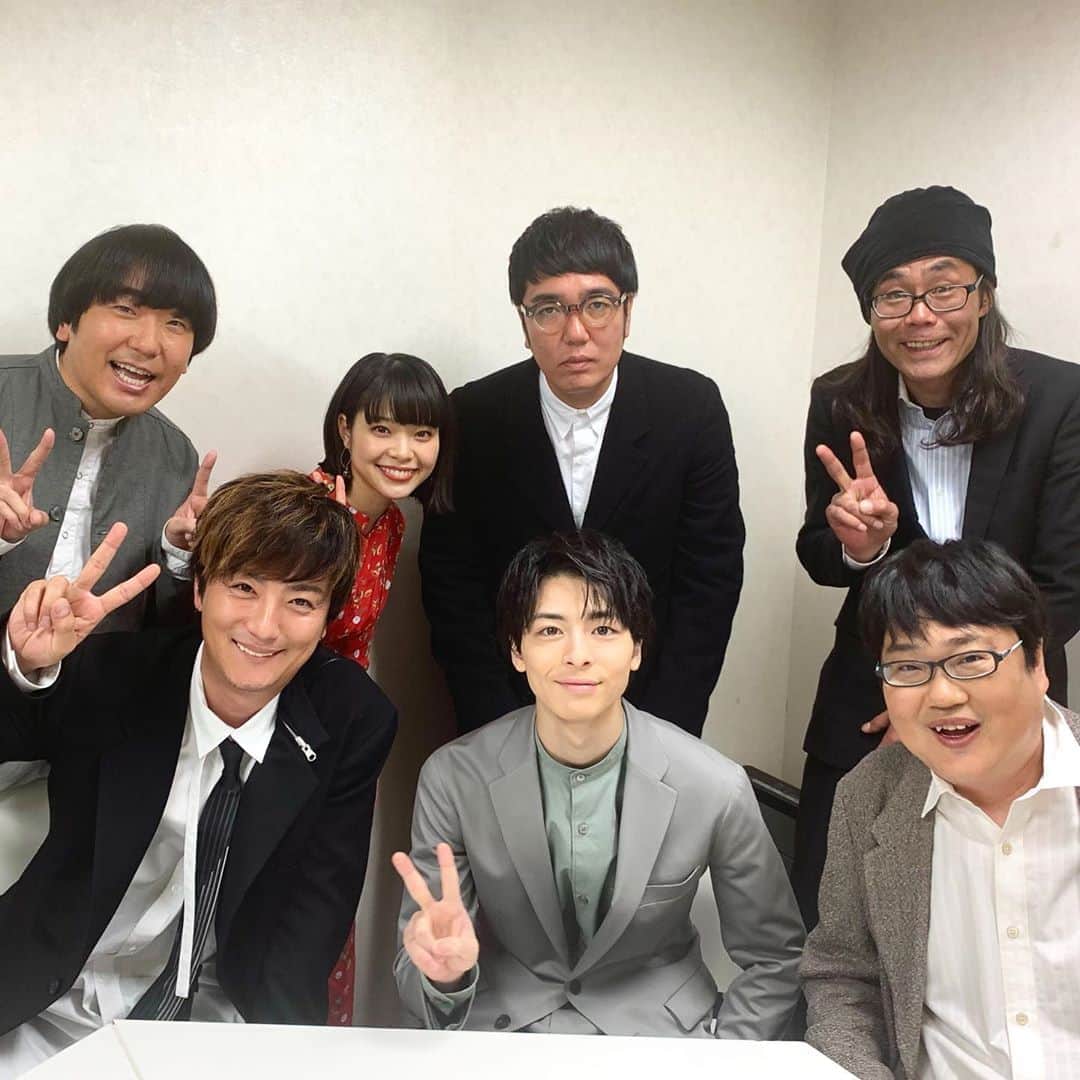 岸井ゆきののインスタグラム：「『前田建設ファンタジー営業部』 完成披露試写会が終わりました！ 見てくださった方、ありがとうございます😊 公開は1／31です！ ぜひぜひ、できれば初日に劇場に遊びに行ってくださいね✨ きっと、自分の志や挑戦したいけど出来ていないことに対して、前向きな気持ちになれると思います！ だって、実話ですよ？ マジンガーZの格納庫を作ろうとした、正確に言うと作るための積算をしようとした、アツイ大人たちが居たのです。 前田建設というユニークで豊かな会社、上田さんの脚本、英監督、個性強強の共演者の皆様にがむしゃらにしがみついた結果、楽しい映画ができた！と感じております。 願いはひとつ！観てね！  そして話は変わって 主演映画『愛がなんだ』で日本アカデミー賞の新人俳優賞を受賞しました。 発表されるまでにわかには信じられなかったのですが、ほんとうでした。 全スタッフキャスト、この映画を好きだと言ってくれたあなた、誰か。 そして私を愛がなんだの主人公、"テルコ"にしてくださった事務所の方々プロデューサー、家族、友人、観てきたもの、んん。もうすべて。に、ありがとう、です。 溢れる言葉の全て、今はありがとうの一言に辿り着きます。今はね。 取り急ぎ報告まで。 今はとにかく、頭に血が上るまで深くお辞儀をしていたいです。」