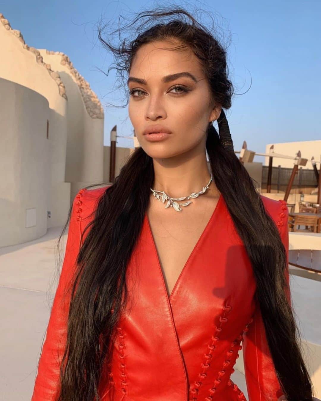 シャニーナ・シャイクのインスタグラム：「Found some BTS in my photo album from my @harpersbazaararabia shoot  #🌶 #👑」