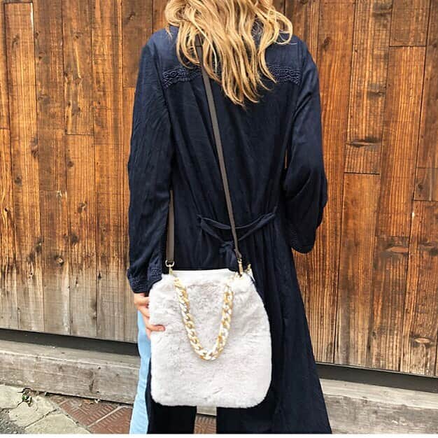 ラレイアのインスタグラム：「🌴 FINAL SALE特別🧡 TIME SALE開催中！ ・ 今だけアクリルチェーン付きファーバッグが40%OFF✨ 2,400円でgetできます😍 ・ さらに今夜1:59まではお買い物マラソンSALEも開催中です🤩 ・ 最後のチャンスお見逃しなく❤︎ @laleia_official  #relife#bag#hawaii#aloha#surf#beach#laleia#フォトジェニック#インスタ映え#インスタ女子#アロハ#ビーチ#海を感じる雑貨#ラレイア#楽天#ビーチガール#サーフスタイル#大人カジュア#冬コーデ#冬ファッション#バッグ#ポーチ#ファーバッグ#タイムセール」