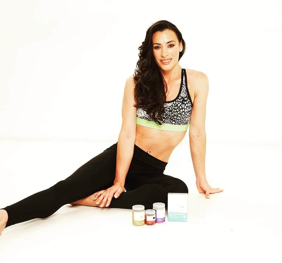 カタリナ・ポノルのインスタグラム：「@oriflameromania  wellness pack women ! O combinatie de vitamine ,intr-un singur pachet ,benefica femeilor puternice 😍」