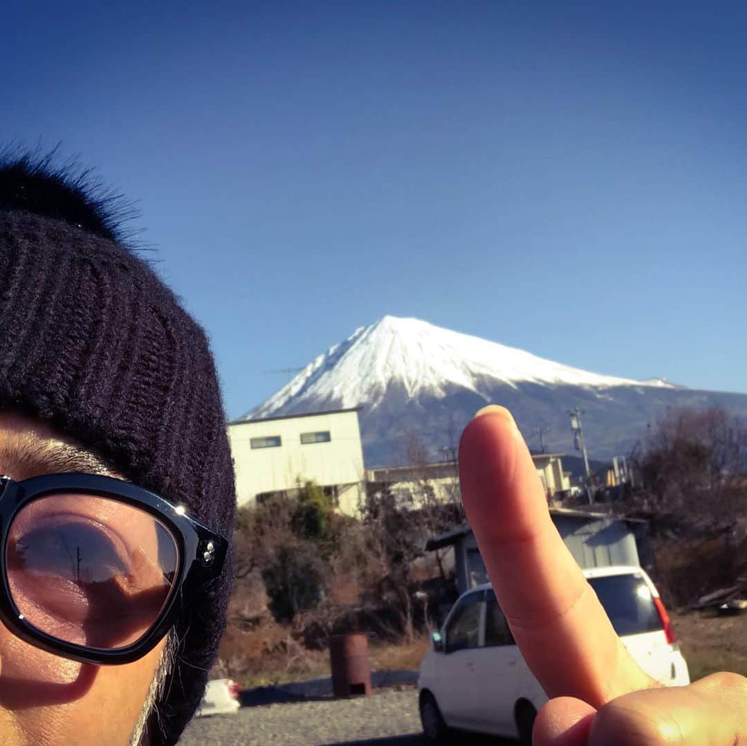 堀部圭亮さんのインスタグラム写真 - (堀部圭亮Instagram)「昨日は早朝から静岡県某所にて、某番組のロケ。 以前この場所でロケをした時には姿を見せてくれなかった富士山が、昨日はご機嫌な感じでそびえておりました♪『WSS』大千穐楽の翌朝だけに、なんだかとても清々しく厳かに見えたのは、決して気のせいでは無いと思います(*´꒳`*)♪ 前夜は終演後にキャスト打上げが催されたのですが、自分はドラマの衣装合わせがあった為に早々に劇場を後にし、翌朝のロケの事もあって打上げには参加しませんでしたが、気持ちだけはみんなと一緒に打上がりました！ そして明日からはドラマのクランクインの為、今日は移動日。 監督はじめスタッフ・メインキャストの皆さんと美味しいお食事を頂き、ホテルに戻ってきたなう、であります。 『WSS』の余韻や感傷に浸る間もなくでありますが、そうでないと寂しくて仕方がないでしょうから、振り返らず前進します！」1月15日 23時01分 - keisuke_horibe