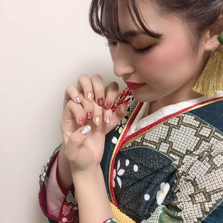 のインスタグラム：「・ 成人式ネイル💅🏼 お気に入りなの🤭🤭💗 かわいいいいいいいい🥺 ついでに妹と撮ったのも載っける笑笑 ・ #成人式#成人式ネイル #ジェルネイル #ネイルデザイン #ネイル#着物#👘 #ハタチ#ねいる #あくりなさん #渡邊菜々#わたなな#🌻 #ハタチは一生もの」