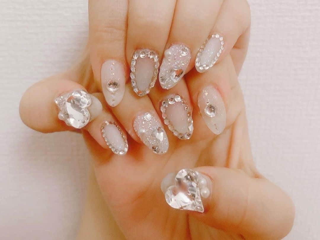 太田里織菜のインスタグラム：「. new nail\( *´•ω•`*)/♡ . #らぶどる #ネイル #nail #ネイルデザイン #キラキラネイル #marvelousネイル」