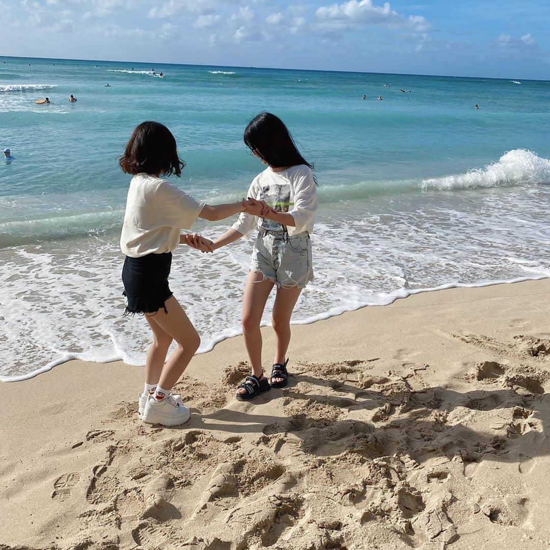 福山絢水さんのインスタグラム写真 - (福山絢水Instagram)「ハワイの海はあったかかった🏝 ・ ・ ・ #ハワイ #hawaii #海 #ootd」1月15日 23時09分 - aya__m02