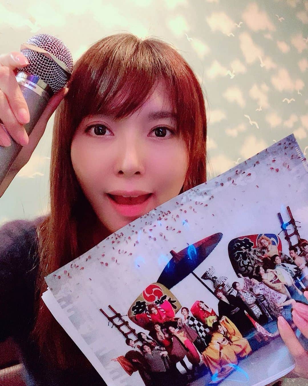 のインスタグラム：「🎤 ‪『KINGDOM Ⅱ』の‬伴奏合わせしてきました✨ ‪セットリストも決まり‬ ‪自分で自分のハードル上げたので‬ ‪いっぱい練習しなきゃ！です笑‬ ‪初めて歌う曲‬、昔お茶会で歌ったかも🤔な曲など‬ ‪盛りだくさん☺️‬ ‪迷ってる方、来た方が良いですよ、これは！笑‬ ‪ハードル上げすぎて、あわあわしてるので 伴奏合わせの後もカラオケで練習(笑)‬ ‪ファイルは劇団朱雀👘‬ 頑張るので皆に来て欲しいなぁ🥰 待ってます🕺 ． 蓮城まことトーク＆ライブ 『KINGDOM Ⅱ』 ． ＜日時＞ 2020年 2月24日(月・祝) 受付・開場／11：30 お食事／11：30～12：30 トーク＆ライブ／12：30～ ． ＜会場＞ 梅田 ボニーラ （大阪市北区茶屋町19-19茶屋町アプローズB1F） ． ＜料金＞ 全席指定 10,000円 （チケット・軽食１プレート・１ドリンク・税込） ． ☆ご予約はこちらから☆ ↓　↓　↓ https://pro.form-mailer.jp/fms/3a671ecf182585 #KINGDOMⅡ #梅田ボニーラ #ドラマシティの目の前 #2/24 #伴奏合わせ #ハードル高し #頑張るべし #劇団朱雀 #クリアファイル #変な顔」
