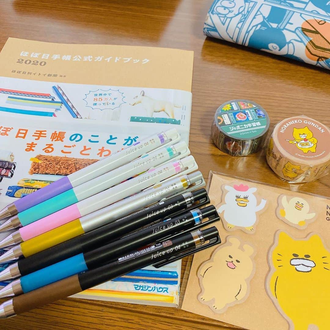 太陽チャンネルのインスタグラム：「書きやすいペン買い足し～😊 juice upてペンだよ🖋💕 ノラネコぐんだんグッズたくさんあったけど マステとふせんで我慢‪( ◜௰◝ ）‬ 美味しいお肉食べたので もう欲しがりません勝つまでは！！！ ファミマのかりんとうたい焼き 美味しかったよ痩せる気あるんか🐖 #ノラネコぐんだん #juiceup04 #マステ  #ほぼ日手帳公式ガイドブック2020」