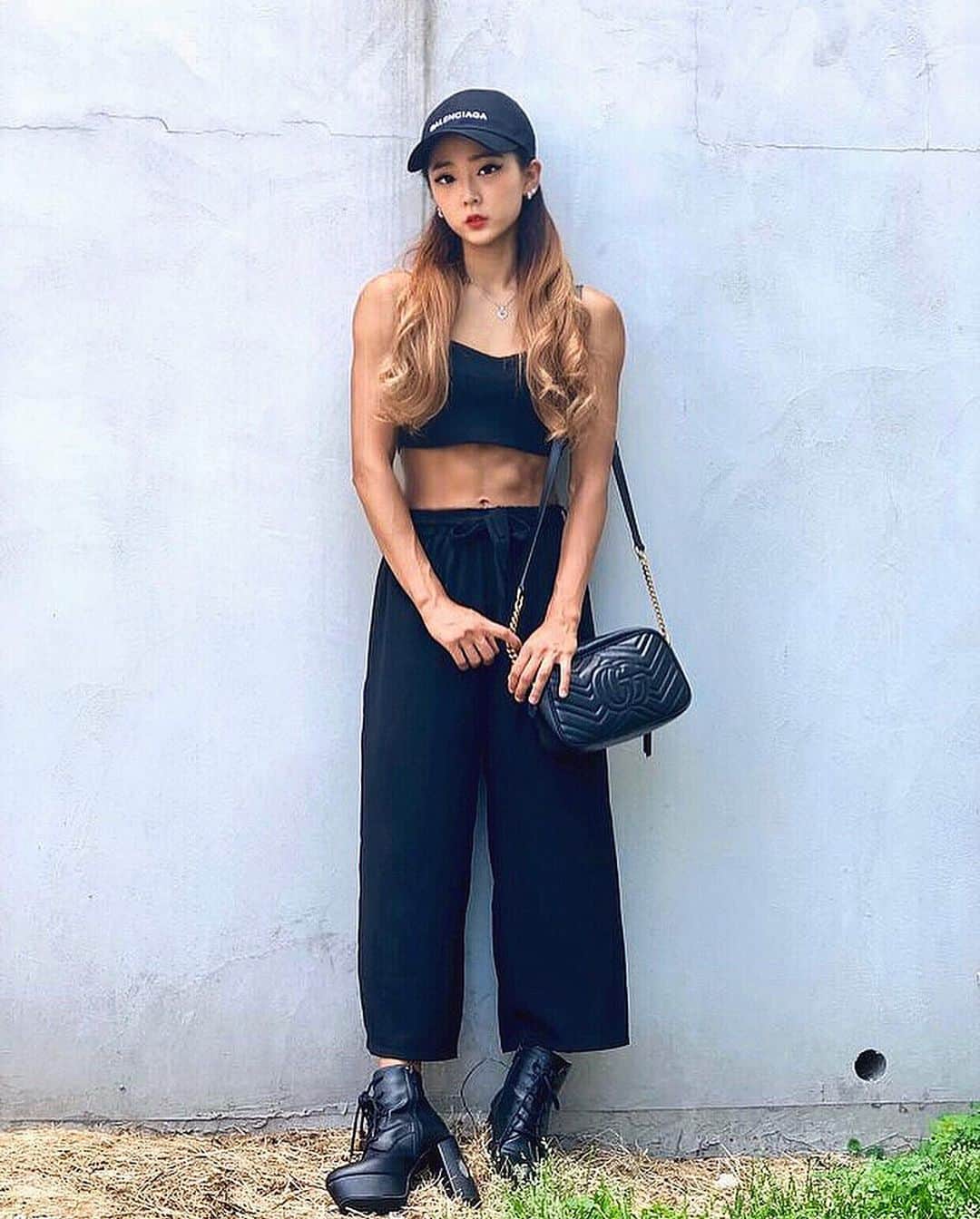 のインスタグラム：「𝔐𝔬𝔫𝔬𝔱𝔬𝔫𝔢❤︎ . 季節問わずシンプルな monotone codeが一番好き･.｡*･.｡* . 去年の夏のこのコーデも お気に入り🐼🖤 . #monotone #code #ootd #fitness #korean #myunghae #model #fitnessmodel  #モデル #フィットネスモデル #トレーニング女子 #筋トレ #筋トレ女子 #腹筋 #腹筋女子 #美尻 #桃尻 #ぷりけつ #ヒップアップ #トレーニング  #腹筋 #シックスパック #トレーニング #workout #training #fitgirl #bodymake」