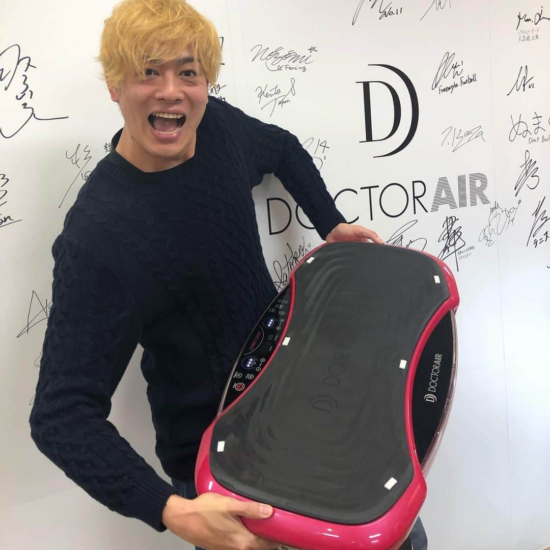 中村友也のインスタグラム：「サポートしていただいています😊 株式会社ドリームファクトリー様 @doctorair_official  新年のご挨拶をさせていただきました😄 今後ともよろしくお願いします😊🏀 新製品の #3dスーパーブレードpro  凄くいいです💕  オススメですね😍  どういいか🤔は、ドクターエア様の体感ショップ「直営店」で体験して下さい😊😊😊 #中村友也 #師玉祐一  #横尾達泰  #ドクターエア #株式会社ドリームファクトリー  #3dアイマジックs  #ストレッチロールs  #感謝 #埼玉ブロンコス #集中 #セルフケア #フィットネス #トレーニング #ダイエット #マッサージ #ストレッチ #おすすめ」