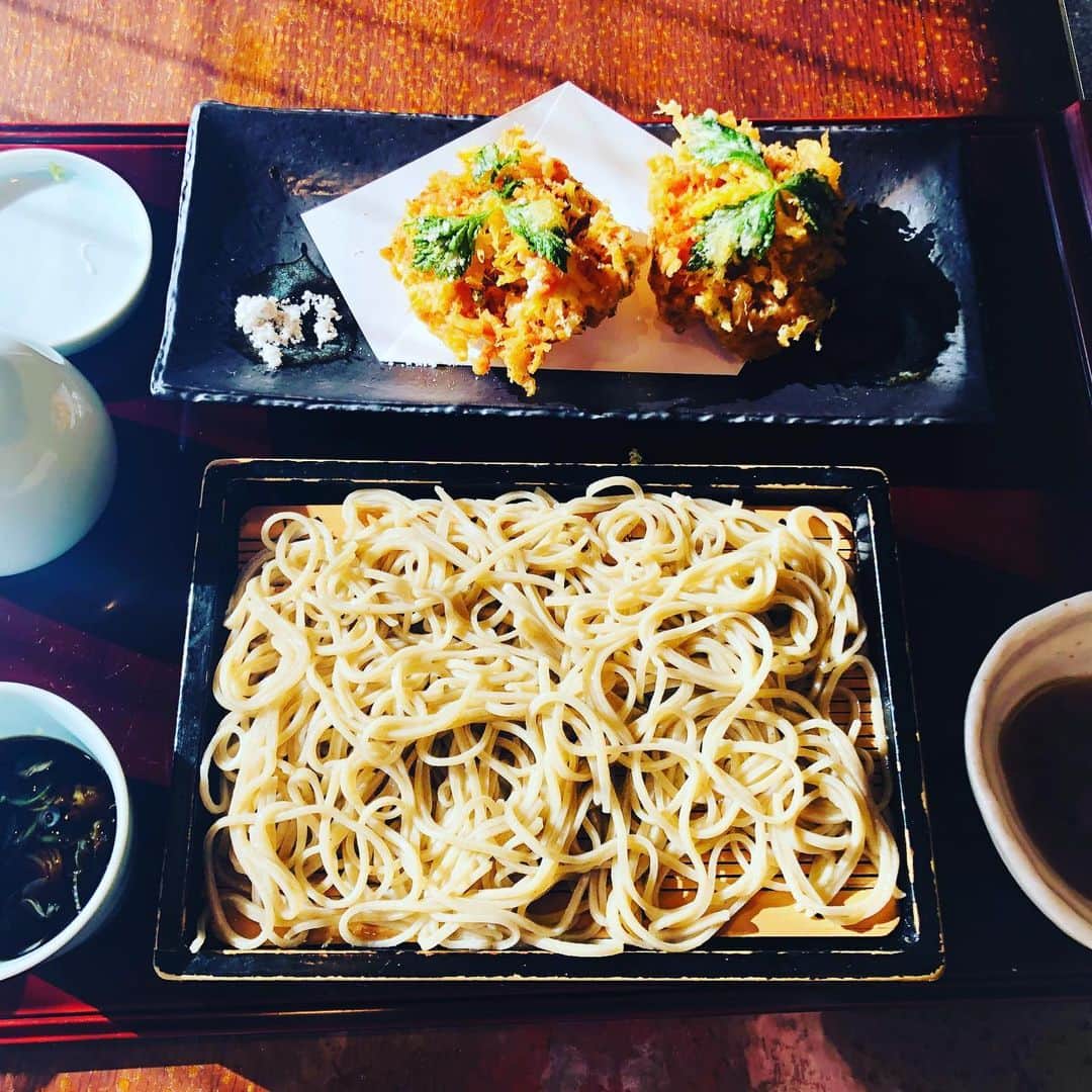 原日出子さんのインスタグラム写真 - (原日出子Instagram)「島田に到着〜〜。 朝ごはんを食べそびれて もうもう腹ぺこ💦 ホテルに荷物を置いて 即お出かけ🚶‍♀️ 美味しそうなお蕎麦屋さんを検索したら すぐ近くでした👍 「雪月花」名前もおしゃれ💖 お蕎麦も美味しいけど 次々出てくる天ぷらが 絶品❣️ 桜海老のかき揚げせいろを頼んだら かき揚げ2個も出て来て そのあと野菜もいっぱい💖(写真撮るの忘れたけど ひと口お野菜の天ぷらは もう一回出てきたw) 最後にお口直しも出てきました(*^^*) 全部美味しかった〜〜✨ お腹いっぱい❣️ #お蕎麦大好き #島田駅 #雪月花 #桜海老のかき揚げ #十割蕎麦 #芝居の旅 #劇団朋友 #ららら #旅のランチ」1月15日 14時42分 - hara_hideko