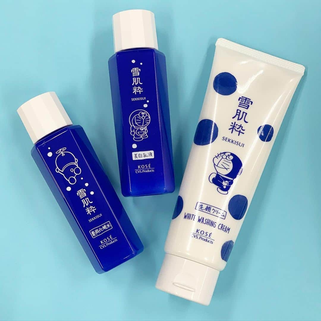 美的 Biteki's official Instagram! さんのインスタグラム写真 - (美的 Biteki's official Instagram! Instagram)「雪肌粋からドラえもん限定デザインが登場🎵1月20日より全国のセブン-イレブンで発売スタート💙 ﻿ 限定デザインは、『雪肌粋』の化粧水の滴のような水彩画タッチの水玉の世界で、空を飛んだりやウインクしたりするドラえもんがとってもかわいい💙💙 ﻿ スキンケアセットは、クレンジング・洗顔・化粧水・乳液のミニサイズにドラえもんデザインのオリジナル巾着がセットになっていて、旅行やトライアルにぴったり❗️ ﻿ さらに通常サイズの洗顔クリーム、化粧水、乳液からも限定パッケージが。ドラえもんと一緒にスキンケアも楽しみましょう✨﻿ ﻿ 💙1枚目﻿ 雪肌粋 スキンケアセット D　￥1,200（税抜）﻿ セット内容：﻿ ・オイルイン クレンジング ジェル（18g）﻿ ・ホワイト洗顔 クリーム（20ｇ）﻿ ・薬用化粧水 [医薬部外品]（24mL）﻿ ・美白乳液[医薬部外品]（28ｍL）﻿ ﻿ ﻿ 💙2枚目﻿ 雪肌粋　ホワイト洗顔 クリーム　120g　￥600（税抜）﻿ ﻿ 雪肌粋　薬用化粧水　[医薬部外品] 60ｍL　￥920 （税抜）﻿ ﻿ 雪肌粋　美白乳液　[医薬部外品] 60ｍL　￥980（税抜）﻿ ﻿ ﻿ ﻿ ﻿ ＊全国のセブン‐イレブンに加え、イトーヨーカドー、ヨークベニマル、ヨークマートの店舗（一部店舗で取り扱いがない場合がございます）と、セブン＆アイのインターネットショッピングサイト「オムニ７」で購入できます。﻿ ﻿ #ドラえもん #限定コスメ #限定セット #雪肌粋 #コンビニコスメ #セブンイレブン #スキンケア #美的　#biteki」1月15日 14時48分 - bitekicom