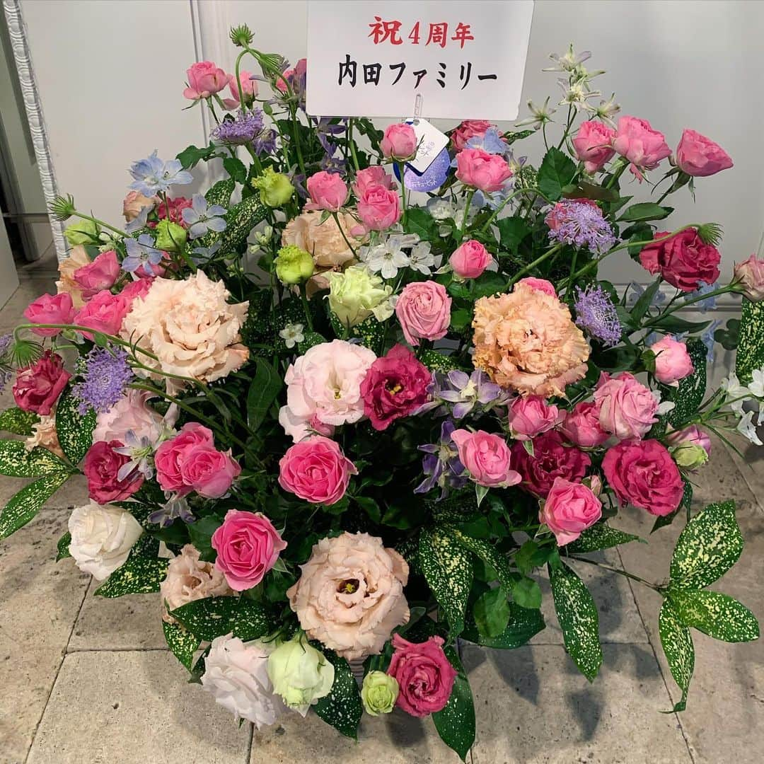 内田奈々さんのインスタグラム写真 - (内田奈々Instagram)「1月15日で、nanan bijouxxx直営店は4周年を迎えることが出来ました💐 日頃ご愛顧いただいているお客様、お取引先様、支えてくれる友人、家族のみんな、そしてスタッフのモコピ💐 皆様方のおかげです！  熊本の友達と家族からお花が届いて感激しました😭✨みんなありがとう。  お客様からもお祝いのお言葉や、差し入れなどありがとうございました🙇‍♀️ 5年目は、やりたい事もたくさんあります😆 が、焦らずマイペースに^ ^  商品構成も色々計画中。  これからもどうぞよろしくお願い致します♡ #nananbijouxxx #4周年」1月15日 14時52分 - nana_uchida