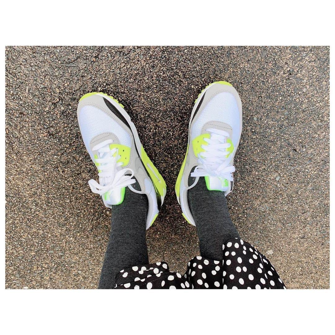 李ヒャンさんのインスタグラム写真 - (李ヒャンInstagram)「昨年から探していたネオンカラーの👟。 やっと気にいるの見つけたー。 差し色程度のネオンカラーとモノトーンの配色が気に入りました😊 Tops&Bag/ @herfee_official  OP&Outer/ #used Shoes/ @nike.__shoes  先週から始まったSALE。 このパーカーもSALE対象品です。 フリンジミニバッグは今月入荷予定。 ぜひチェックしてみてください🤗 #fashion #style #ootd #outfits #herfee #herfee_official」1月15日 14時57分 - 73hyang