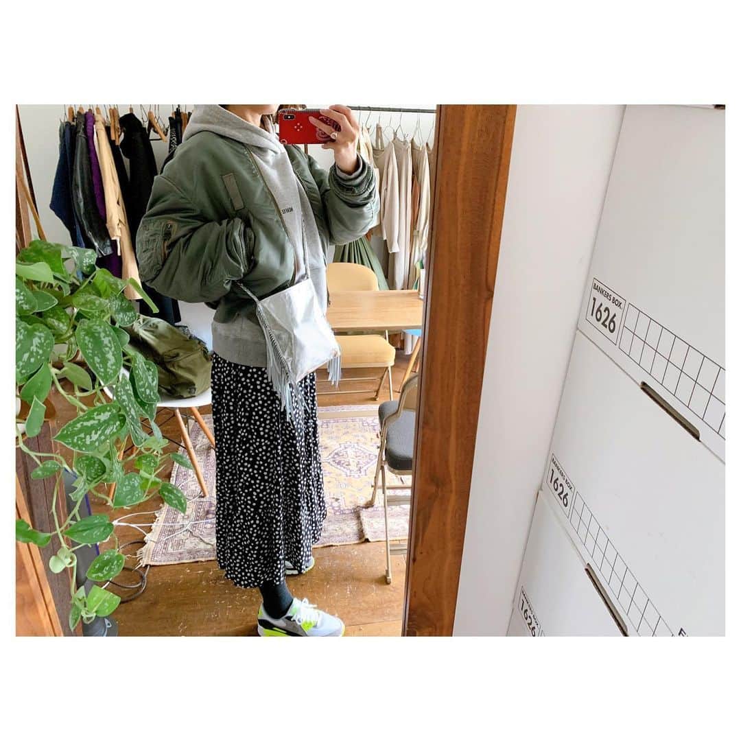 李ヒャンさんのインスタグラム写真 - (李ヒャンInstagram)「昨年から探していたネオンカラーの👟。 やっと気にいるの見つけたー。 差し色程度のネオンカラーとモノトーンの配色が気に入りました😊 Tops&Bag/ @herfee_official  OP&Outer/ #used Shoes/ @nike.__shoes  先週から始まったSALE。 このパーカーもSALE対象品です。 フリンジミニバッグは今月入荷予定。 ぜひチェックしてみてください🤗 #fashion #style #ootd #outfits #herfee #herfee_official」1月15日 14時57分 - 73hyang