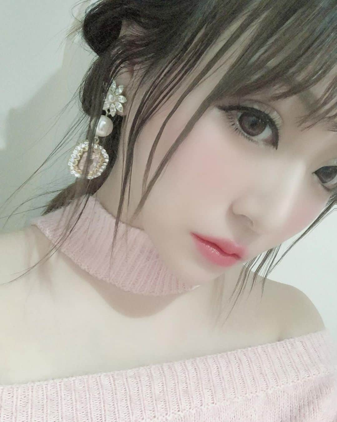 桜井莉菜さんのインスタグラム写真 - (桜井莉菜Instagram)「簡単ヘアアレンジ企画🙋‍♀️ 次の姉アゲハ @aneageha お楽しみに❤️ セットとか自分で出来る人尊敬する🤭✨ さて。 今日は何しよーかなー🤔🌸 #hair#make#hairmake#ヘアアレンジ#姉アゲハ」1月15日 14時58分 - rina__sakurai