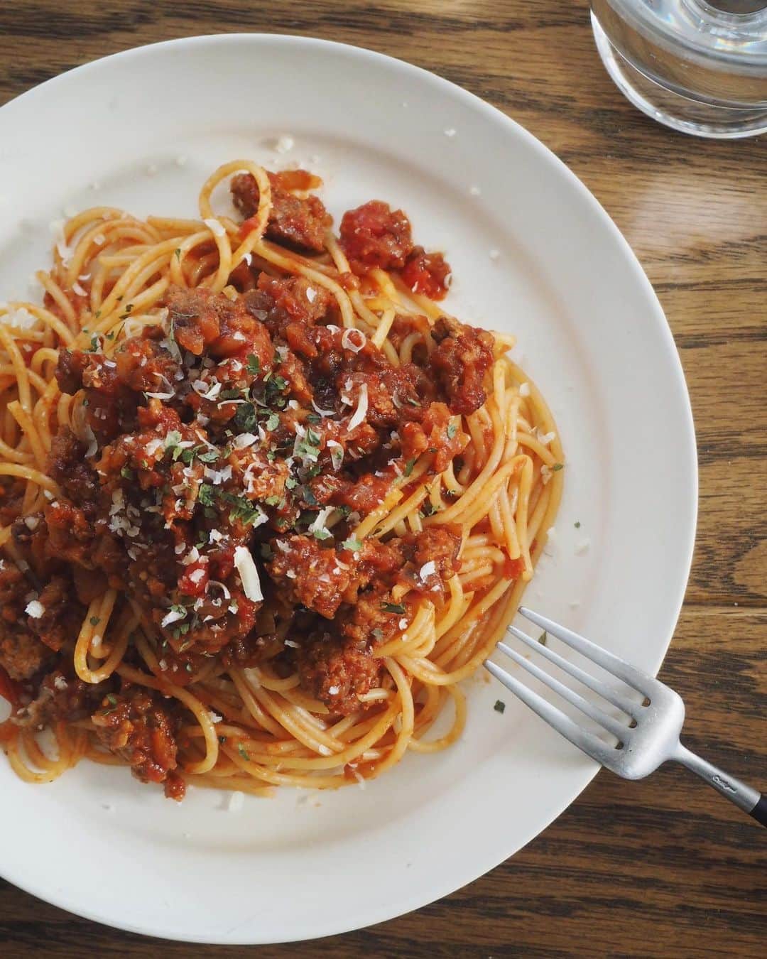 猪鼻ちひろのインスタグラム：「🍝﻿ おうちごはん たち。﻿ 冷蔵庫の中にあるものだけで作ったという小さな達成感って、なんなのだろうか…(ただ寒くて外に出たくなかっただけなのにね笑)﻿ ﻿ にしても自分ひとりのときは本当に手抜きばかりですね。 (ブログ見てたら分かるけど何品も作ってない😛)﻿ ああ、新しい味に出会いたい…﻿ ストップマンネリ化が2020の課題でもあります。﻿ 大根とほうれん草と春菊の美味しいレシピ教えてください〜🥺﻿ #ボロネーゼ #美味しくできた﻿♡ けど #人の作ったご飯が食べたい 笑﻿ #いくらうに丼 #ふるさと納税 #おすそ分け #ありがとう﻿ #ちひろkitchen #ちひろのごはん」