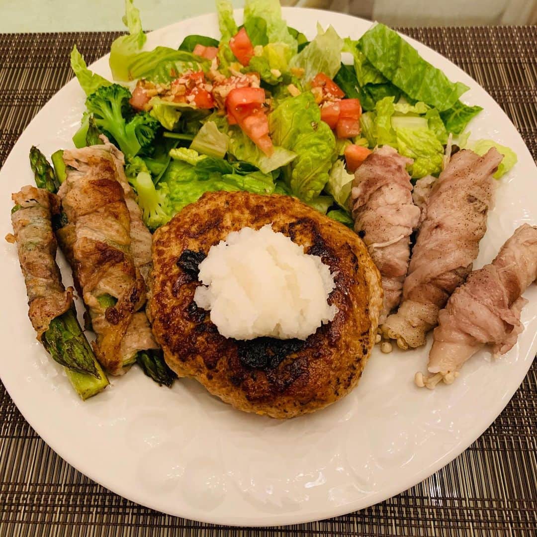 佐伯三貴のインスタグラム：「今日は第2クール最終日だったのでヘルシー&スタミナご飯💪😊 ターキーミンチの豆腐ハンバーグ アスパラの豚肉巻き エノキの豚肉巻き グリーンサラダ ミネストローネ もち麦めし  召し上がれ🥰❤️」