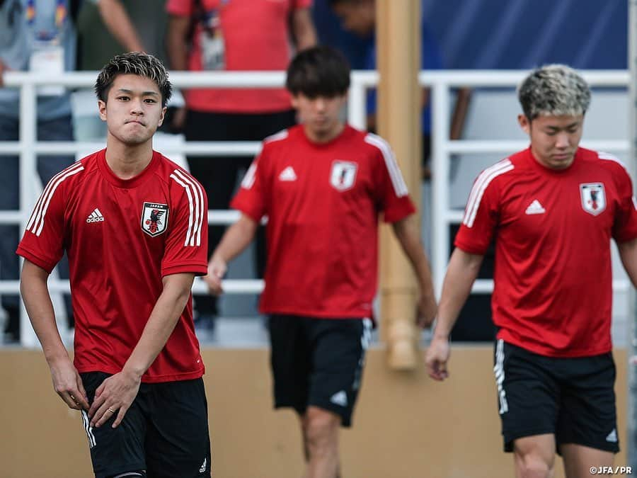 日本サッカー協会さんのインスタグラム写真 - (日本サッカー協会Instagram)「📸#U23日本代表 U-23カタール戦を翌日に控え最終調整 ・ #森保一 監督は第3戦に向け「毎回勝つためのメンバーで戦っている。コンディション、フィジカル、メンタル。第1戦、第2戦を受けて選手たちの今の状態を今日の練習を見て判断したい」とメンバー選考について語り、「第1戦、第2戦の悔しさを選手たちがピッチ内で表現してくれることを期待していますし、勝利することを考えてやっていきたいと思います」と話していました。 ・ 初勝利を目指す日本は15日(水)、グループステージ第3戦・U-23カタール代表戦を迎えます。試合は20:15(日本時間22:15)よりRajamangala Stadiumでキックオフ予定です。 ・ ――― 🏆AFC U-23選手権タイ2020（1/8～26） 1/9 1-2 U-23サウジアラビア🇸🇦 1/12 1-2 U-23シリア🇸🇾 1/15 22:15 🆚U-23カタール🇶🇦 📺テレビ朝日系列/NHK BS1 👉大会情報はJFA.jpへ #daihyo #U23日本代表 #AFCU23 ―――」1月15日 15時16分 - japanfootballassociation