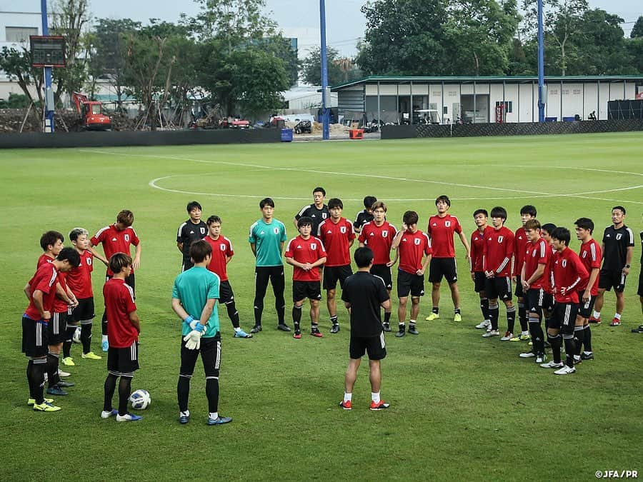 日本サッカー協会さんのインスタグラム写真 - (日本サッカー協会Instagram)「📸#U23日本代表 U-23カタール戦を翌日に控え最終調整 ・ #森保一 監督は第3戦に向け「毎回勝つためのメンバーで戦っている。コンディション、フィジカル、メンタル。第1戦、第2戦を受けて選手たちの今の状態を今日の練習を見て判断したい」とメンバー選考について語り、「第1戦、第2戦の悔しさを選手たちがピッチ内で表現してくれることを期待していますし、勝利することを考えてやっていきたいと思います」と話していました。 ・ 初勝利を目指す日本は15日(水)、グループステージ第3戦・U-23カタール代表戦を迎えます。試合は20:15(日本時間22:15)よりRajamangala Stadiumでキックオフ予定です。 ・ ――― 🏆AFC U-23選手権タイ2020（1/8～26） 1/9 1-2 U-23サウジアラビア🇸🇦 1/12 1-2 U-23シリア🇸🇾 1/15 22:15 🆚U-23カタール🇶🇦 📺テレビ朝日系列/NHK BS1 👉大会情報はJFA.jpへ #daihyo #U23日本代表 #AFCU23 ―――」1月15日 15時16分 - japanfootballassociation