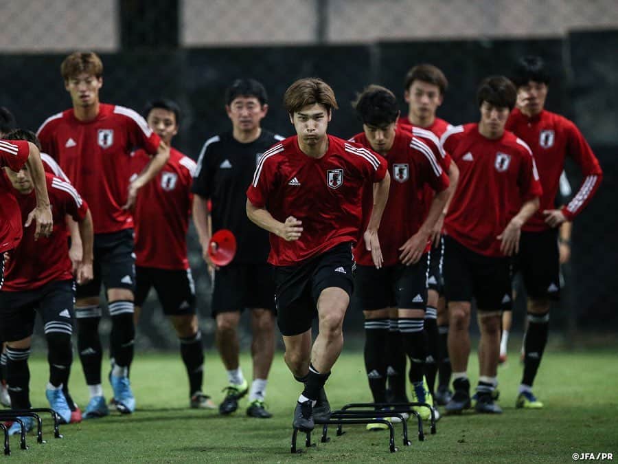 日本サッカー協会さんのインスタグラム写真 - (日本サッカー協会Instagram)「📸#U23日本代表 U-23カタール戦を翌日に控え最終調整 ・ #森保一 監督は第3戦に向け「毎回勝つためのメンバーで戦っている。コンディション、フィジカル、メンタル。第1戦、第2戦を受けて選手たちの今の状態を今日の練習を見て判断したい」とメンバー選考について語り、「第1戦、第2戦の悔しさを選手たちがピッチ内で表現してくれることを期待していますし、勝利することを考えてやっていきたいと思います」と話していました。 ・ 初勝利を目指す日本は15日(水)、グループステージ第3戦・U-23カタール代表戦を迎えます。試合は20:15(日本時間22:15)よりRajamangala Stadiumでキックオフ予定です。 ・ ――― 🏆AFC U-23選手権タイ2020（1/8～26） 1/9 1-2 U-23サウジアラビア🇸🇦 1/12 1-2 U-23シリア🇸🇾 1/15 22:15 🆚U-23カタール🇶🇦 📺テレビ朝日系列/NHK BS1 👉大会情報はJFA.jpへ #daihyo #U23日本代表 #AFCU23 ―――」1月15日 15時16分 - japanfootballassociation